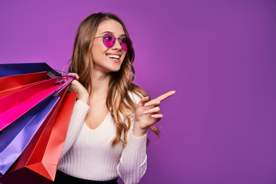 mulher faz compras na Black Friday