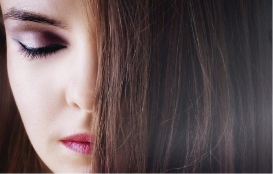 mulher lindos cabelos aplicou spray uso obrigatório