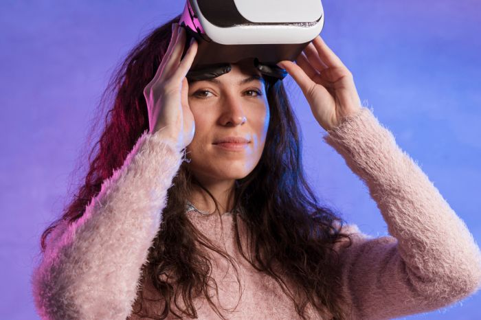 Tecnologia: mulher com óculos de realidade virtual