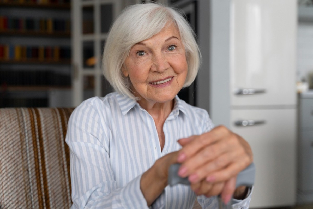 alexa para idosos: mulher com cabelos brancos sorri para a foto