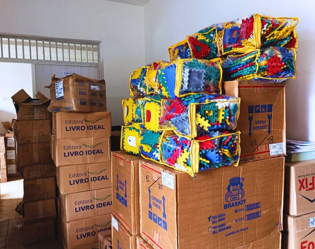 caixas empilhadas mostram a sala do depósito da secretaria de educação em Ubajara