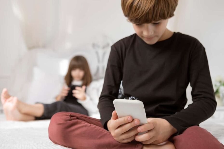restrição de conteúdo no TikTok: adolescentes mais seguros usando celular