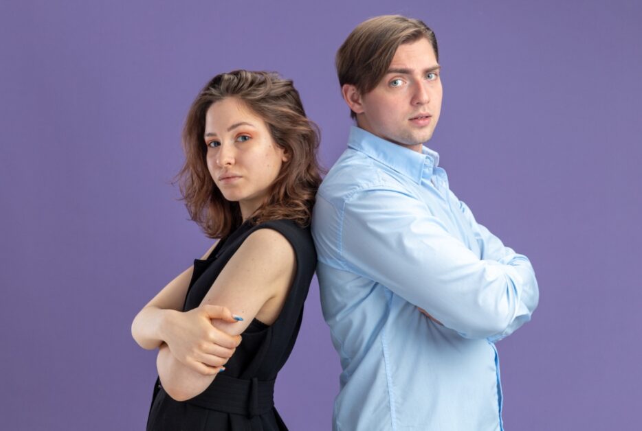 homem e mulher de costas um para o outro