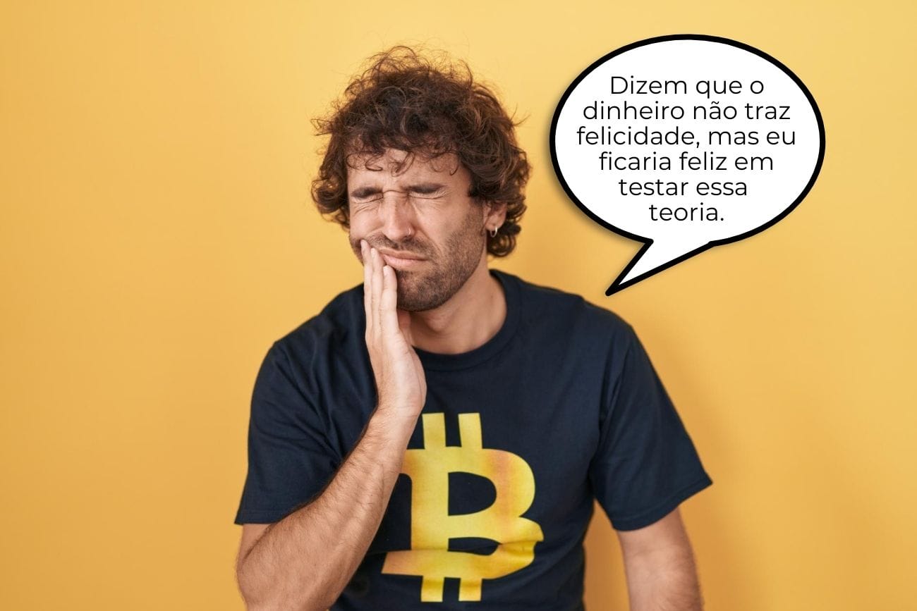 Conheça os riscos de investir em criptomoedas (Foto: homem com camiseta estampa Bitcoin)