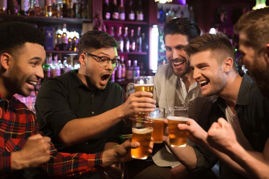 Amigos bebendo cerveja em evento festa