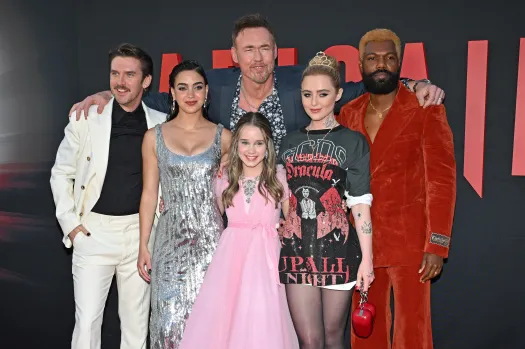 Abigail: quem está por trás do sequestro? Abigail é estrelado por Melissa Barrera (franquia Scream, In the Heights), Dan Stevens (Gaslit, Legion), Kathryn Newton (Homem-Formiga e a Vespa: Quantumania, Freaky), William Catlett (Black Lightning, True Story), Kevin Durand ( Resident Evil: Retribution, X-Men Origins: Wolverine) e Angus Cloud (Euphoria, North Hollywood) como os sequestradores e Alisha Weir (Roald Dahl's Matilda the Musical, Darklands) como Abigail.