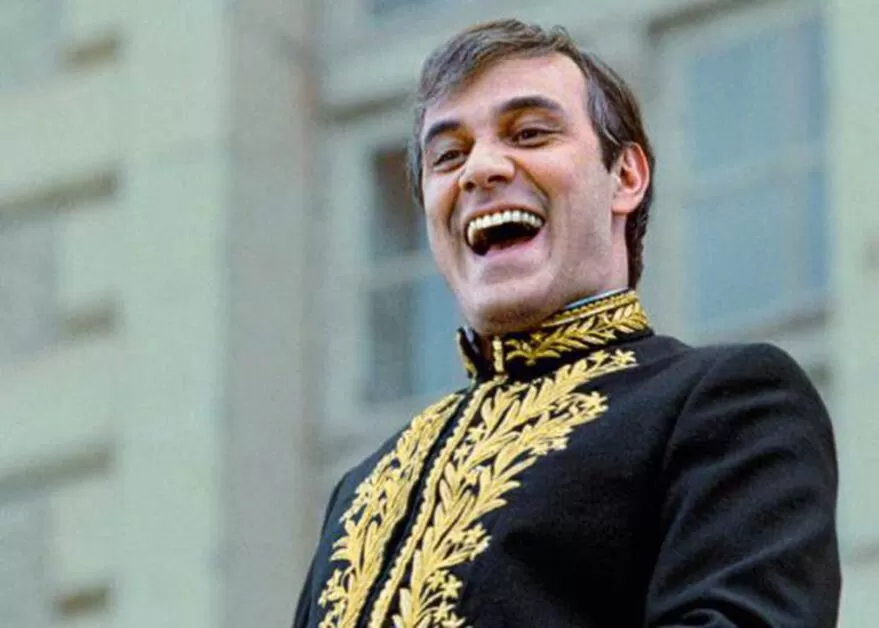 Marco Rica atuando como Chateaubriand no filme Chatô, o Rei do Brasil