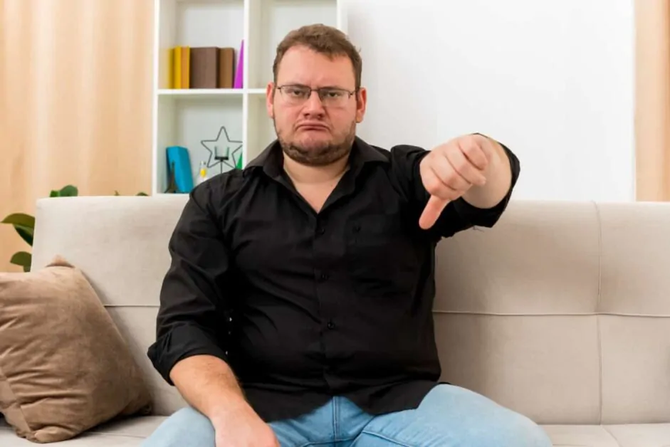 homem sinaliza negativamente com a mão