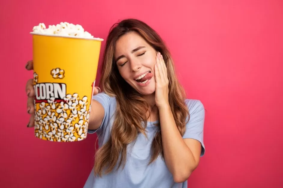 Mulher comendo pipocas quer saber como identificar o tema de um filme