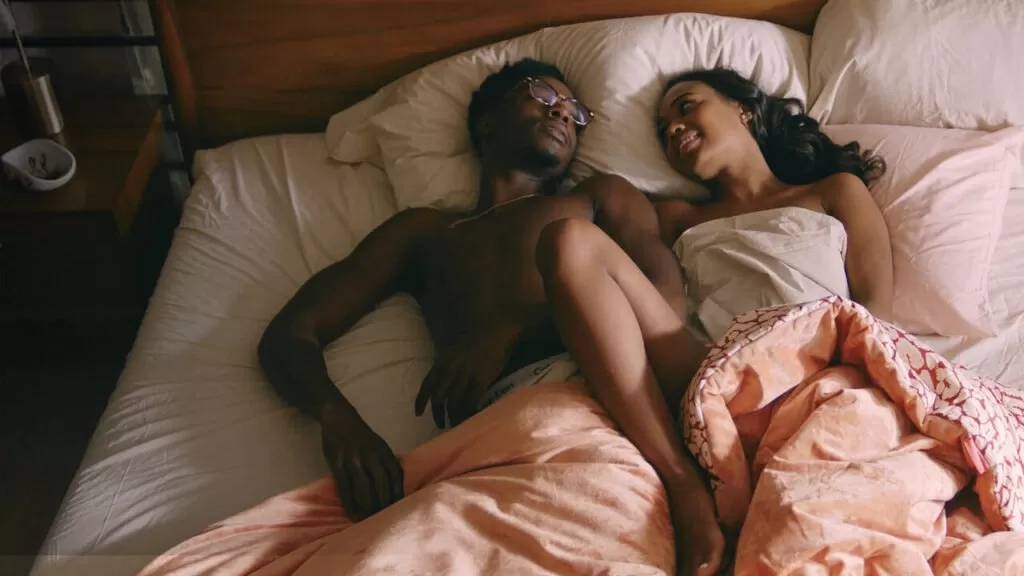 protagonistas em cena no curta Two Distant Strangers, um curta-metragem na Netflix.
