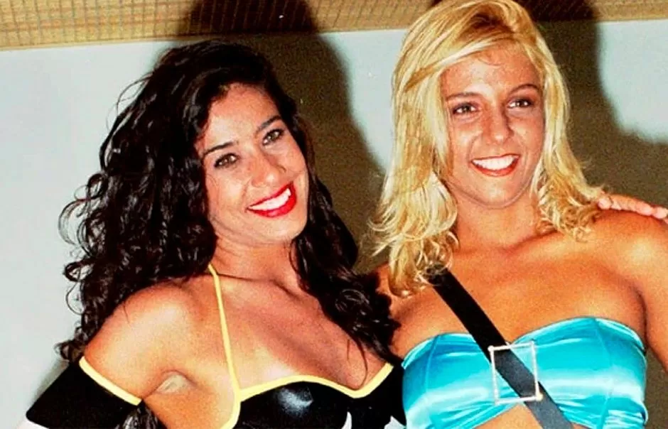 Cinderela Baiana. Foto: dançarinas Sheila Carvalho e Carla Perez na década de 90 no auge do sucesso da banda É O Tchan!