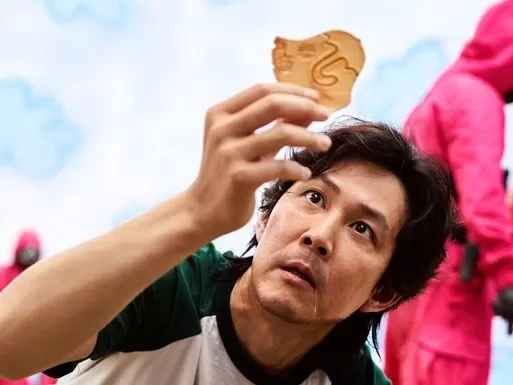 Participante do jogo Round 6 analisa melhor opção para o jogo dos biscoitos.