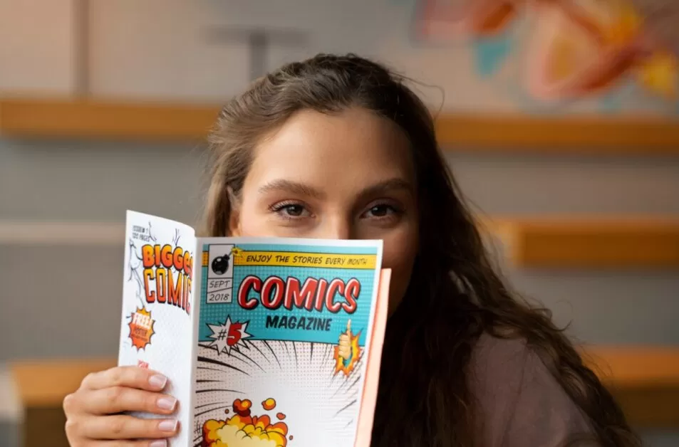 Menina lê gibi - revista em quadrinhos