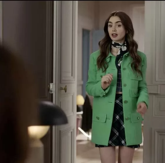 Personagem Emily em Paris com roupas elegantes.