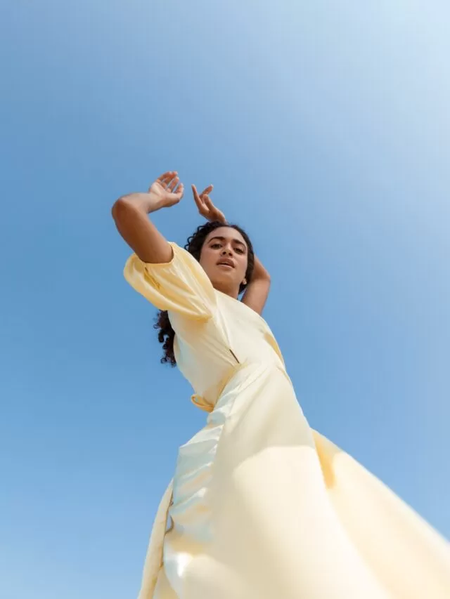 atenção plena: mulher ao ar livre