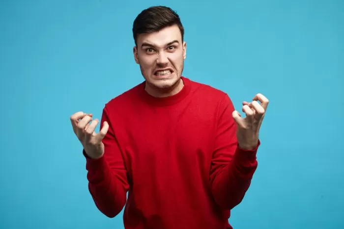 Precisamos falar sobre masculinidade tóxica! homem agressivo demonstra sinais de masculinidade tóxica.