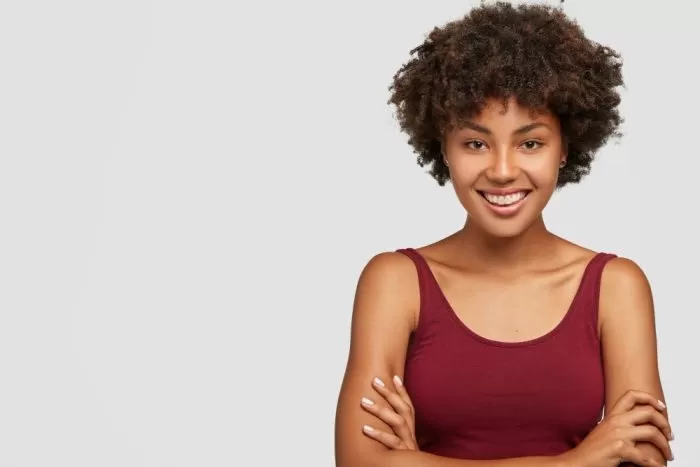 Como treinar atenção plena num mundo totalmente louco? Mulher praticante de atenção plena