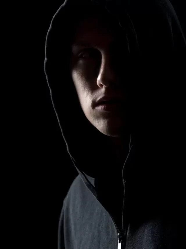 homem com capuz misterioso