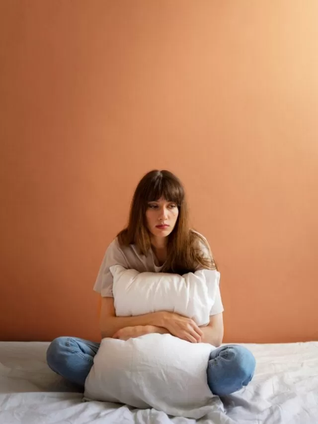 Diferença entre solidão e solitude: mulher solitária