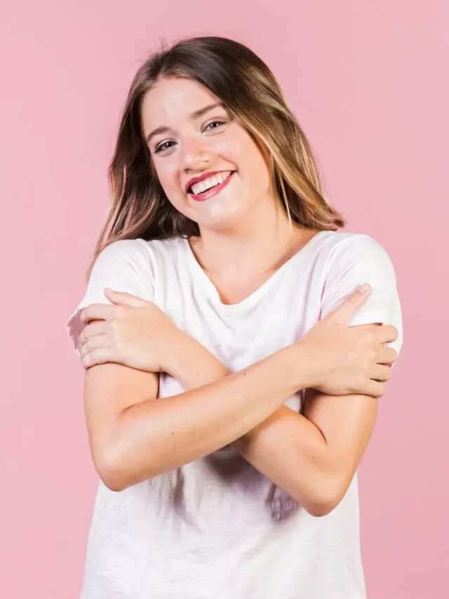 autocuidado: menina se abraça feliz