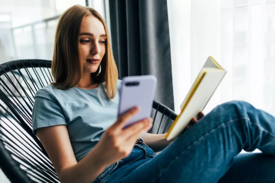BookTok é o termo usado para descrever a comunidade literária do TikTok, Adolescente acompanha canal BookTok sobre o livro É Assim Que Acaba.