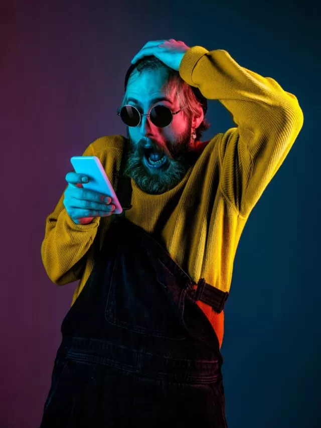 PL das Fake News: homem olha abismado para o celular