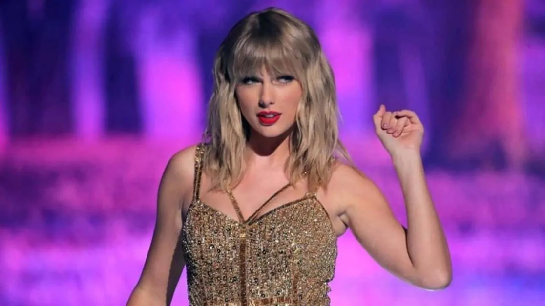 Taylor Swift performando no palco