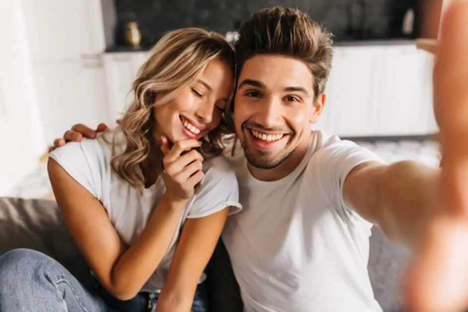 3 formas diferentes de comemorar o Dia dos Namorados casal feliz cria formas diferentes de comemorar o Dia dos Namorados