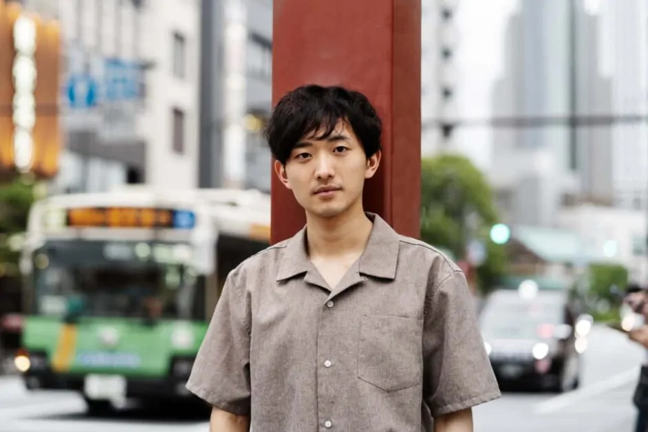 Homem japonês na loja de aluguel de namorados no Japão