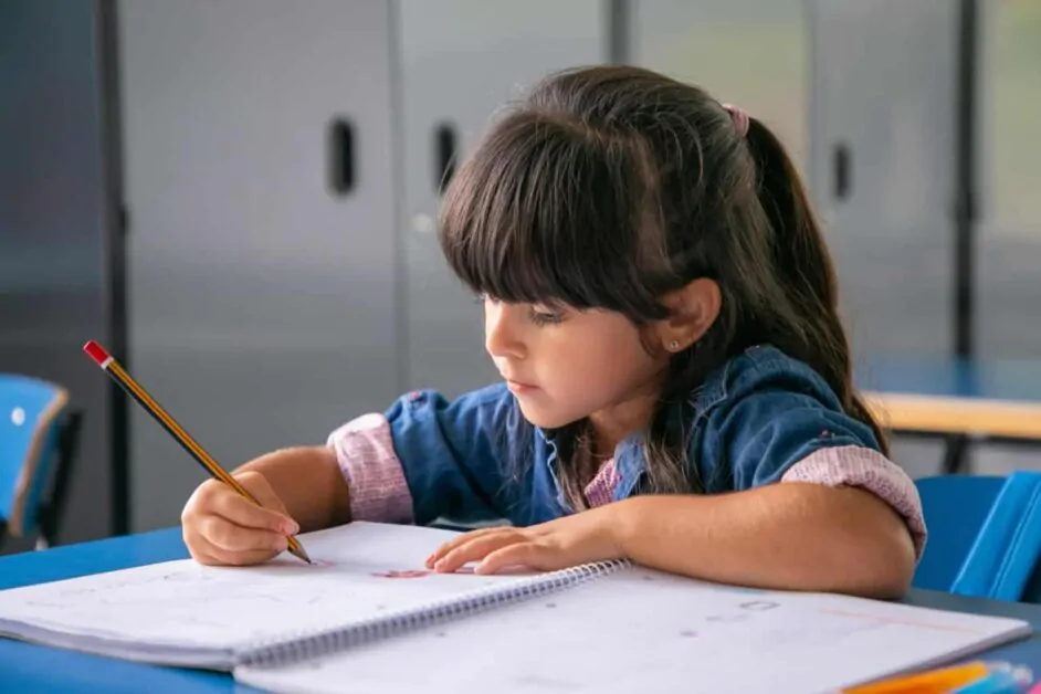 Criança estudando em sala de aula: o tema é bullying na escola.