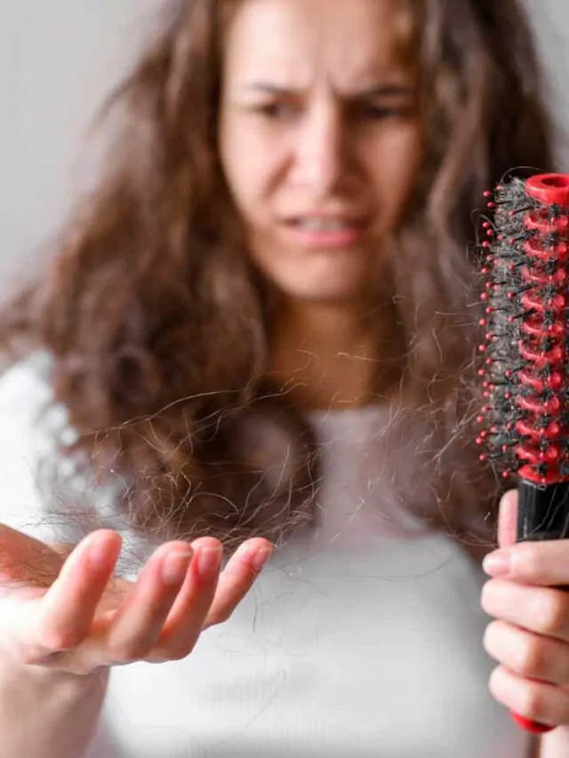 Mulher com queda capilar devido ao estresse