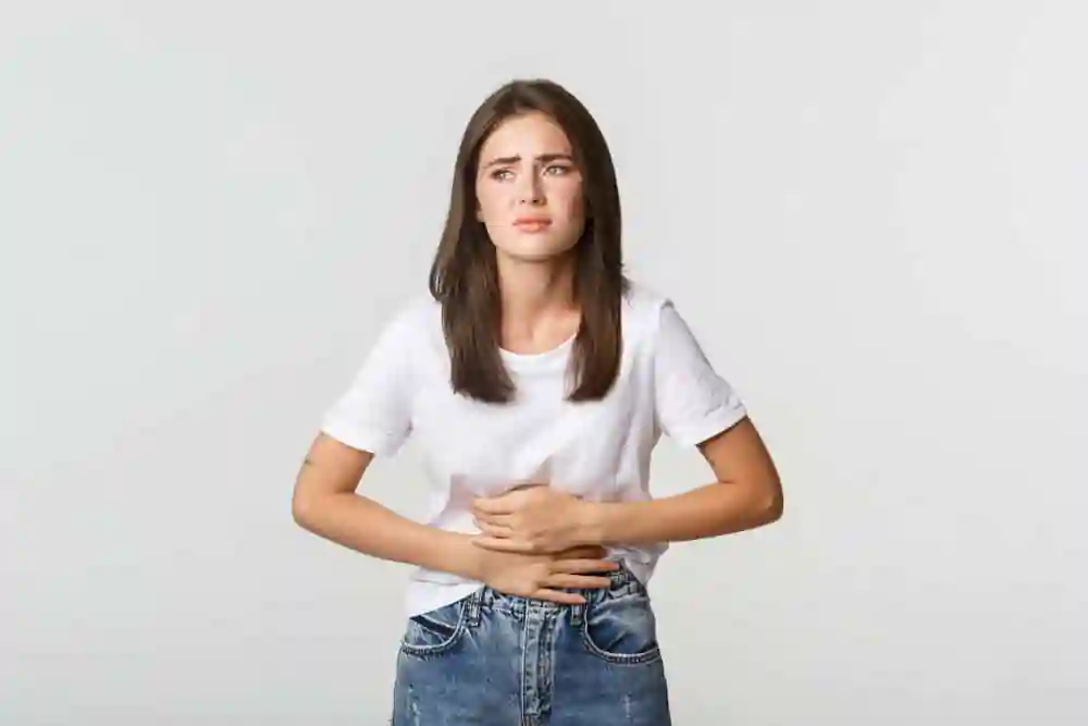 Mulher intolerante ao glúten sente dores de barriga e outros efeitos.