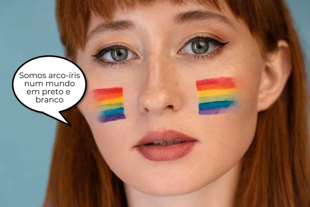 Qual a diferença entre homofobia, bifobia e transfobia? Qual a diferença entre homofobia, bifobia e transfobia (foto: moça com o rosto pintado com as cores do arco-íris)