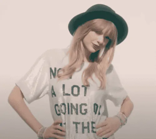 A roupa do videoclipe “22” é um dos looks clássicos de Taylor Swift, e são necessários apenas alguns itens para imitar.