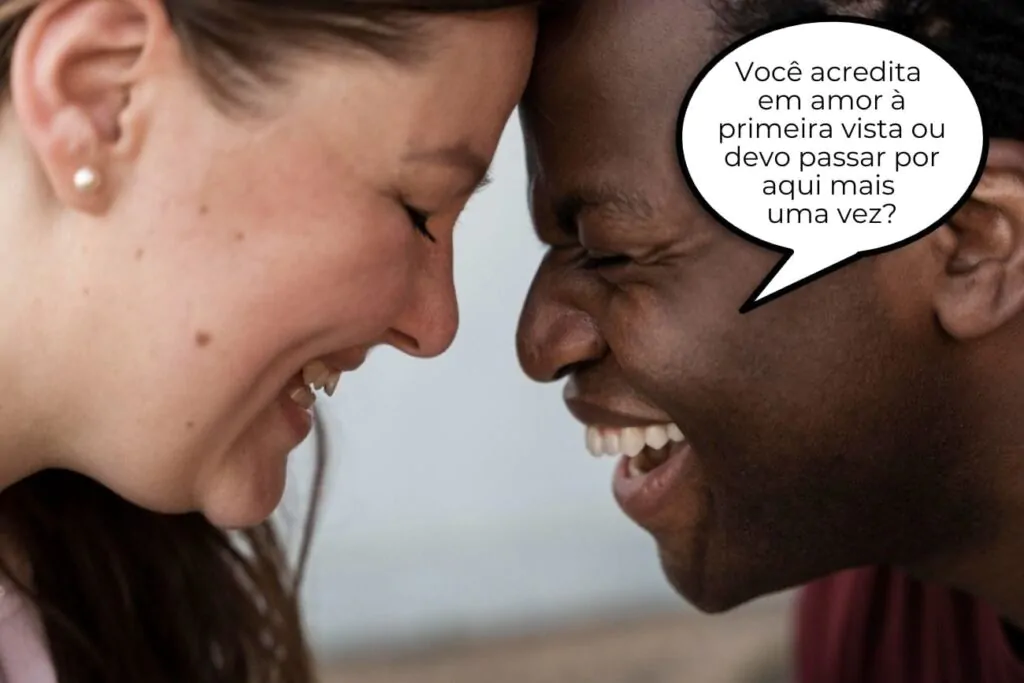 Precisamos falar sobre a diferença entre Assédio e Paquera Diferença entre assédio e paquera (Foto: casal interracial sorri)