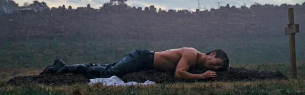 O que realmente aconteceu no final de Saltburn? Saltburn: cena em que Oliver se deita sobre o túmulo de Felix