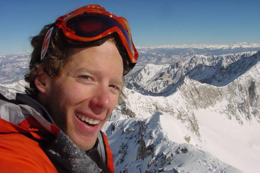 Fotografia de Aron Ralston da vida real sorrindo para a câmera no Blue John Canyon.