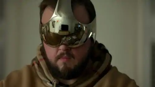 Capacete do jogo de realidade virtual na série O Problema dos 3 Corpos.