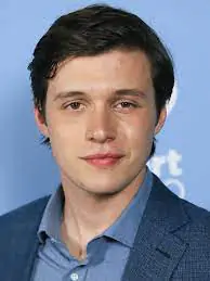 Nick Robinson, ator que faz o príncipe do filme Donzela.