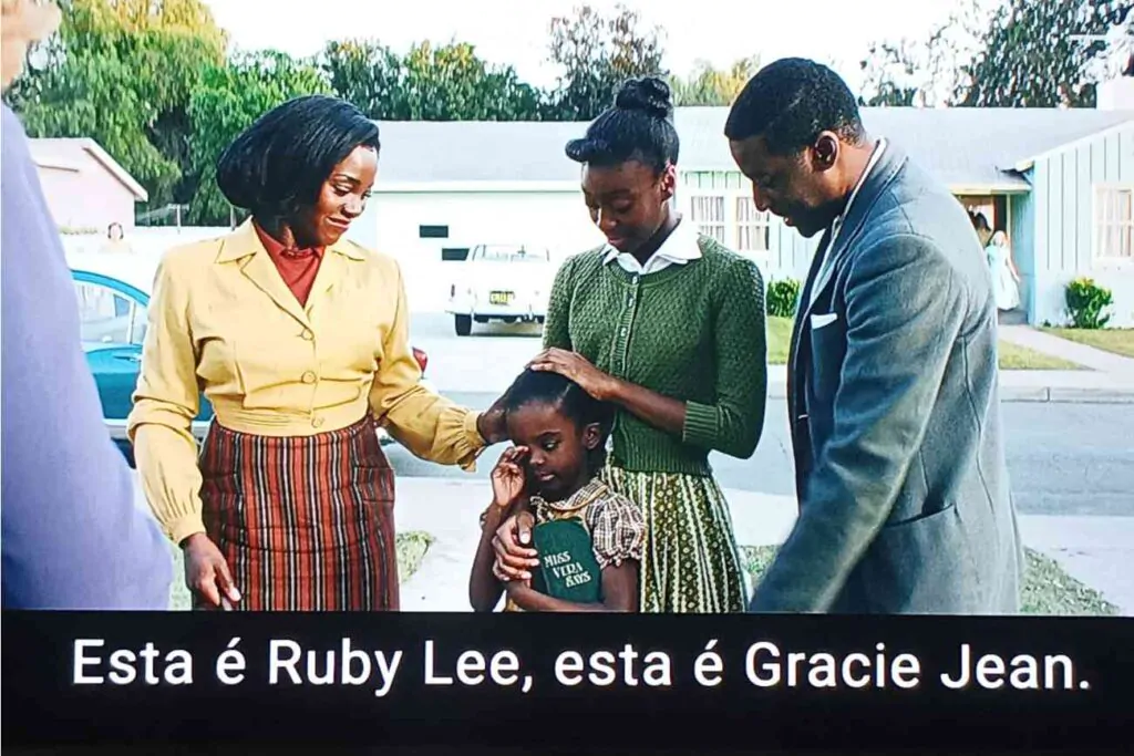 Cena da série Prime Video Them mostra Ruby Lee e Gracie Jean. Entenda como a segunda temporada está conectada com a primeira.