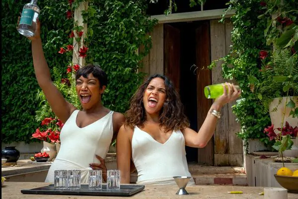 Pisque Duas Vezes: Frida e Sara se divertinho na ilha de Slater King